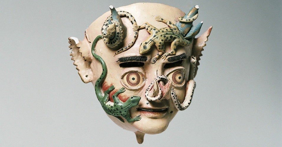 A imperfeição do mundo e o caos se materializam por meio de catástrofes naturais e efermidades. Em todas as civilizações mundiais existe a percepção de uma luta entre a ordem e a desordem, os deuses e os demônio, a força vital e o caos que deu oirgem a tudo. Na imagem, vê-se uma máscara de China Supay, da Bolívia - Musée du Quai Branly; foto de Sandrine Expilly