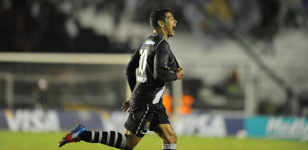 Diego Souza comemora um gol marcado pelo Vasco: impasse após venda para árabes - AFP PHOTO /VANDERLEI ALMEIDA