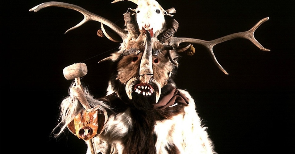 Em todas as partes do mundo, as pessoas sempre buscaram uma forma de dar ordem ao caos. Até o dia 29 de julho, o Muse du Quai Branly de Paris apreenta uma exposição dedicada aos ''mestres da desordem'', que podem ser deuses, xamãs, bruxos de vudu e até mesmo artistas contemporâneos - Musée International du Carnaval du Masque