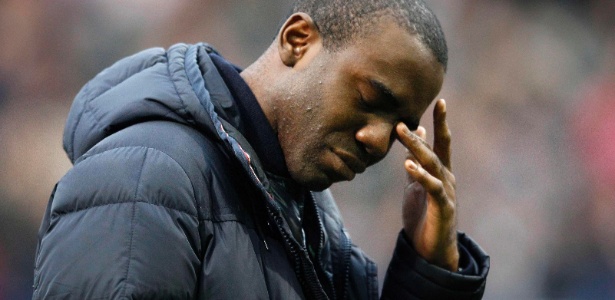 Fabrice Muamba chora ao receber homenagem em partida do Tottenham - REUTERS/Darren Staples