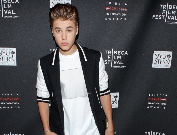 Justib Bieber chega ao prêmio Tribeca Disruptive Innovation, em Nova York (27/4/12) - Getty Images