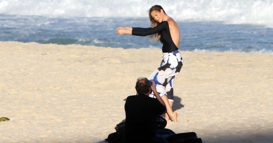 Luana Piovani posa para fotos na praia do Leblon, zona sul do Rio (2/5/12)