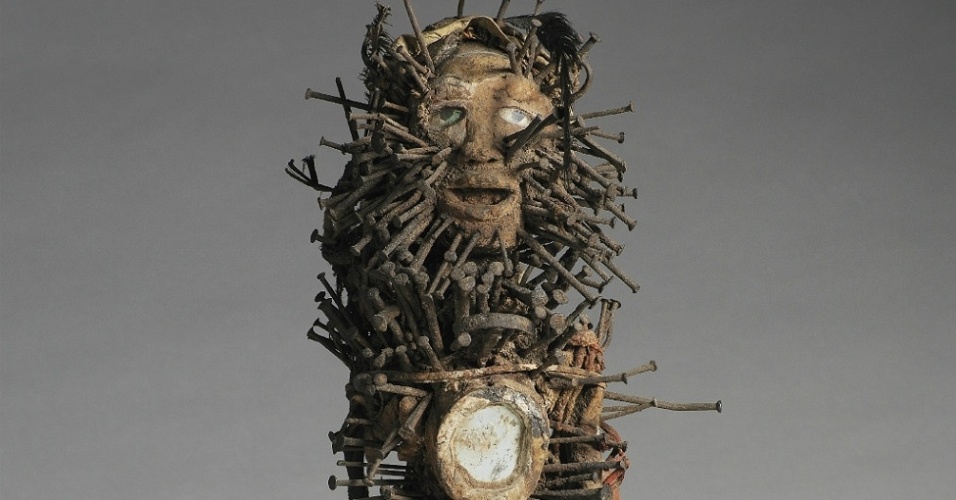 Na visita, o público se depara com a desordem do mundo, em seguida, com os trajes daqueles que tentaram contornar o caos, como bruxos de vodu e xamãs. Há também menções a festas coletivas, como bacanais da Antiguidade e a festas coletivas como os Carnavais, que permitem suspender a ordem social por um tempo. Na foto, uma estátua mágica da África - Musée du Quai Branly; foto de Patrick Gries