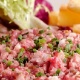 O chef Luiz Emanuel servirá steak tartare e batatas fritas na Virada Cultural, das 8h00 às 20h00, no MInhocão - Divulgação