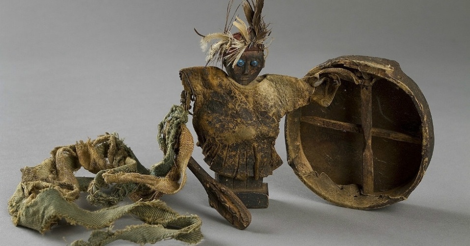 Os 300 objetos apresentados foram selecionados ao longo de três anos, muitos deles raramente saíram dos museus a que pertencem. Eles permitem ao visitante viajar no tempo, desde a Antiguidade até a época atual e viajar também pelo mundo, desde o Japão ao Brasil, passando pelo Congo e a Rússia. A foto mostra um objeto de culto da Sibéria - Museu Etnográfico da Rússia - São Petersburgo