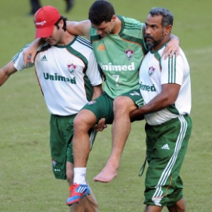 Thiago Neves é carregado após sofrer entorse no tornozelo durante treino do Flu de quarta-feira - Divulgação/Photocamera