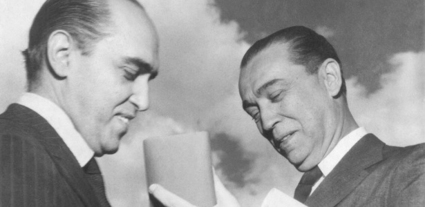 Oscar Niemeyer (à esq.) com o presidente Juscelino Kubitschek, em 1959 - Folhapress