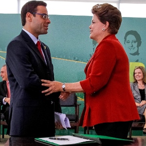A presidente Dilma Rousseff cumprimenta o novo Ministro do Trabalho e Emprego, Brizola Neto, durante cerimônia de posse em Brasília hoje (3) - Roberto Stuckert Filho/PR