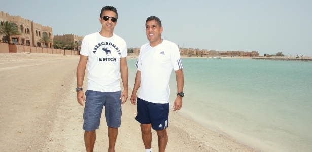 Chamusca (esq.) e Silas na praia artificial do condomínio de Doha, no Qatar - Divulgação