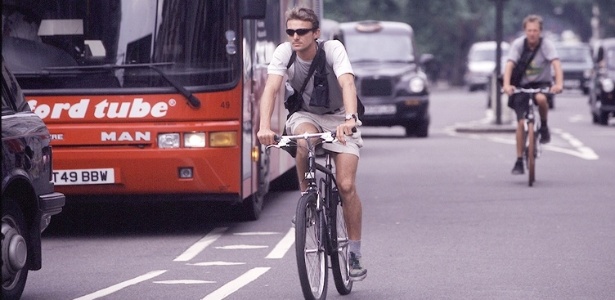 Ciclistas pedalam em Londres; polêmica sobre uso de bicicletas rouba a cena em campanha para prefeito - BBC