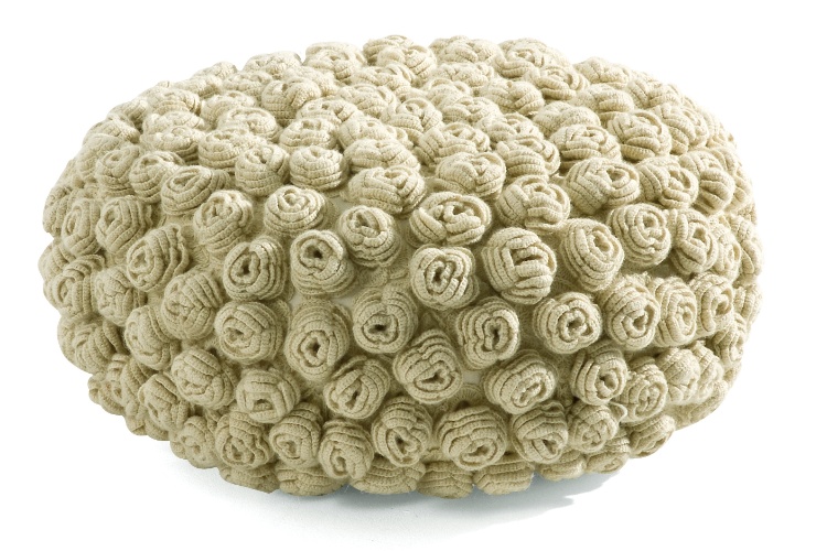 Da Prima Design, o Puff de Flor Cru confeccionado em lã natural e trabalhado em crochê,  à venda na ObraVip.com (www.obravip.com) por R$ 1.570,50