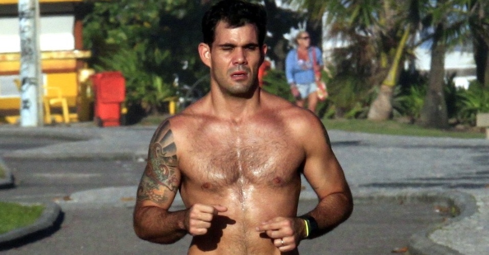 Juliano Cazarré corre na praia da Barra, na zona oeste do Rio (2/4/12).