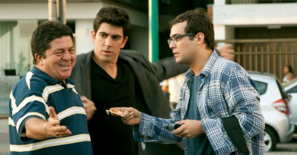 No Réveillon carioca, a partir do momento em que Marco (Marcelo Adnet) e Beto (Eduardo Sterblitch), dois caras totalmente opostos, acabam se juntando quase que por acaso, a dupla passa por uma maratona de festas e aventuras no intuito de encontrar o amor da vida de Beto - Divulgação