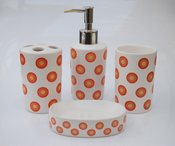 O kit para banheiro em cerâmica, à venda na Armarinhos Fernando (www.armarinhos-fernando.com.br),  tem estampa de bolinhas e formado por porta-escovas, copo, saboneteira e dispenser para sabonete líquido
