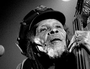 O músico Lloyd Brevett, co-fundador do Skatalites - Reprodução