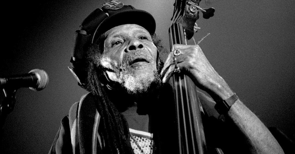 O músico Lloyd Brevett, co-fundador do Skatalites - Reprodução