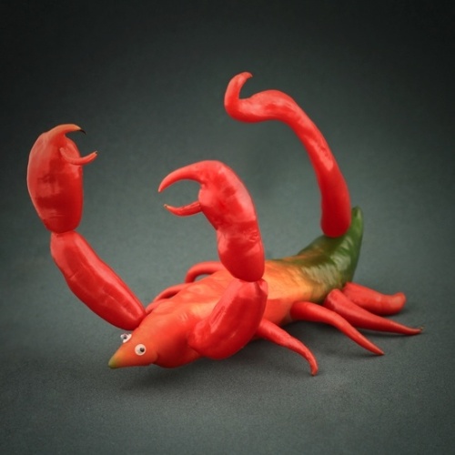 Para conseguir os personagens de suas imagens, Vanessa percorre principalmente o setor de frutas e verduras dos supermercados que ficam abertos 24 horas. Acima, o 'Pepperpion', com pimenta chili, dedo-de-moça e malagueta - Vanessa Dualib 