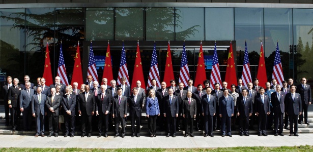 Participantes chineses e norte-americanos do diálogo estratégico e econômico sino-americano posam para foto em grupo