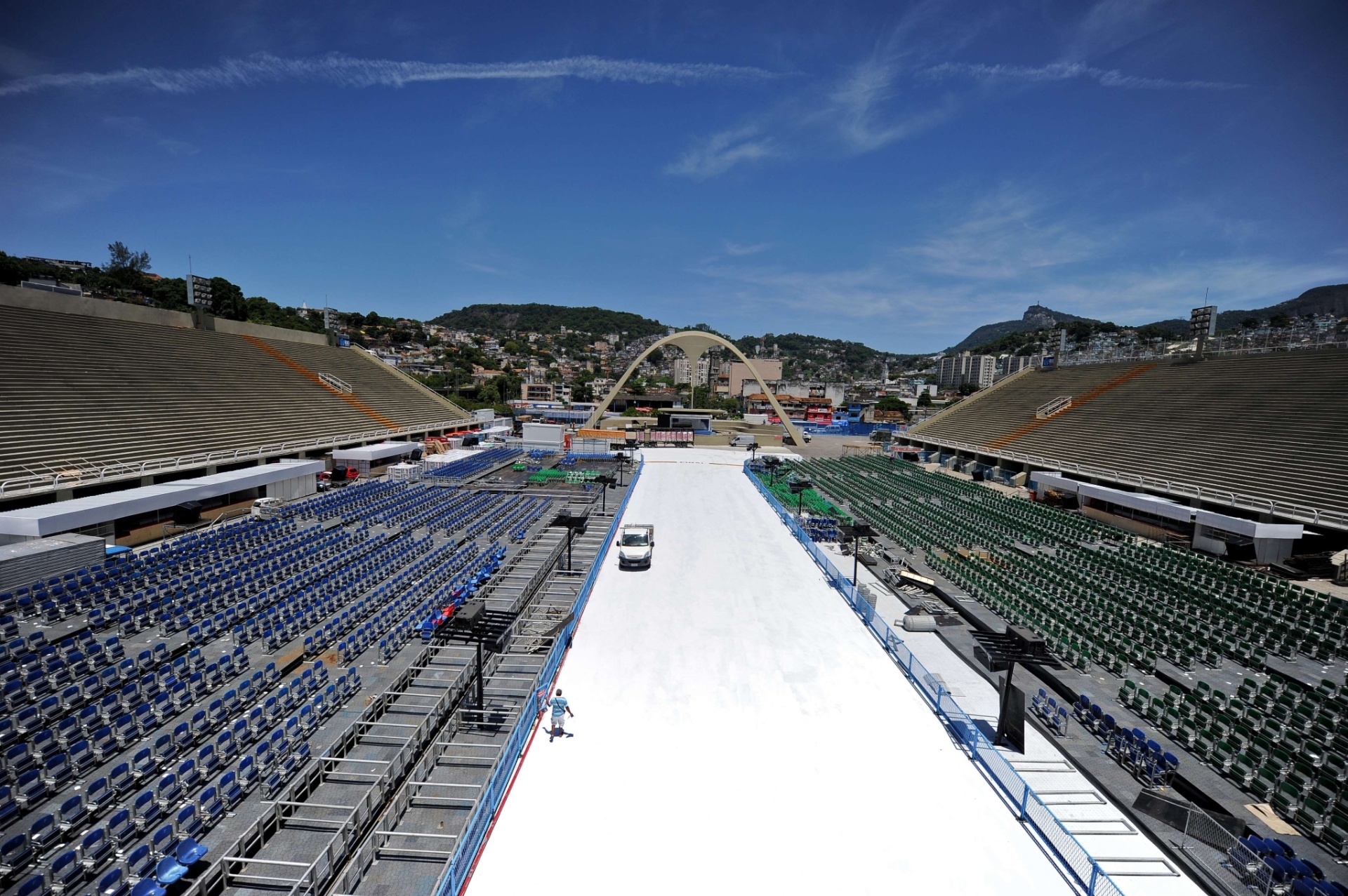 4.mai. 2012 - A Passarela Professor Darcy Ribeiro, também conhecida como Passarela do Samba, Marquês de Sapucaí ou Sambódromo do Rio de Janeiro, foi projetada por Niemeyer em 1983 - Vanderlei Almeida/AFP