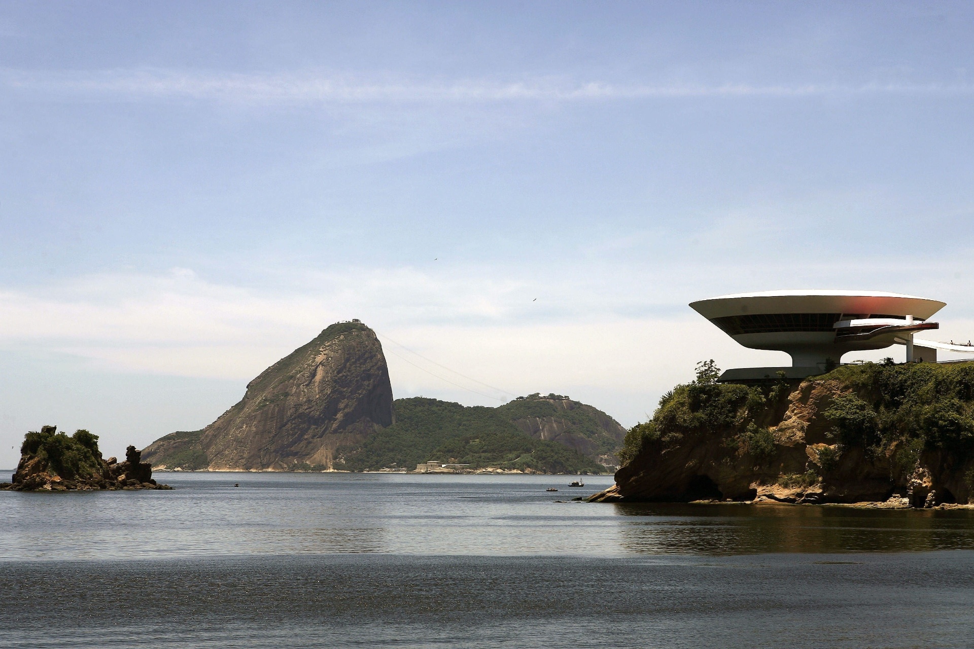 4.mai.2012 - Concebido em 1991, o Museu de Arte Contemporânea (MAC) de Niterói (RJ) foi inaugurado em 1996, com uma vista panorâmica para o Rio de Janeiro - Marcelo Sayão/EFE