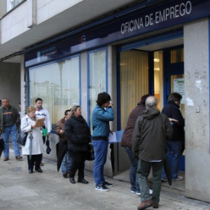 Espanhóis formam fila em frente a escritório de empregos do governo em Pontevedra. Crise é ameaça ao conceito de nação espanhola