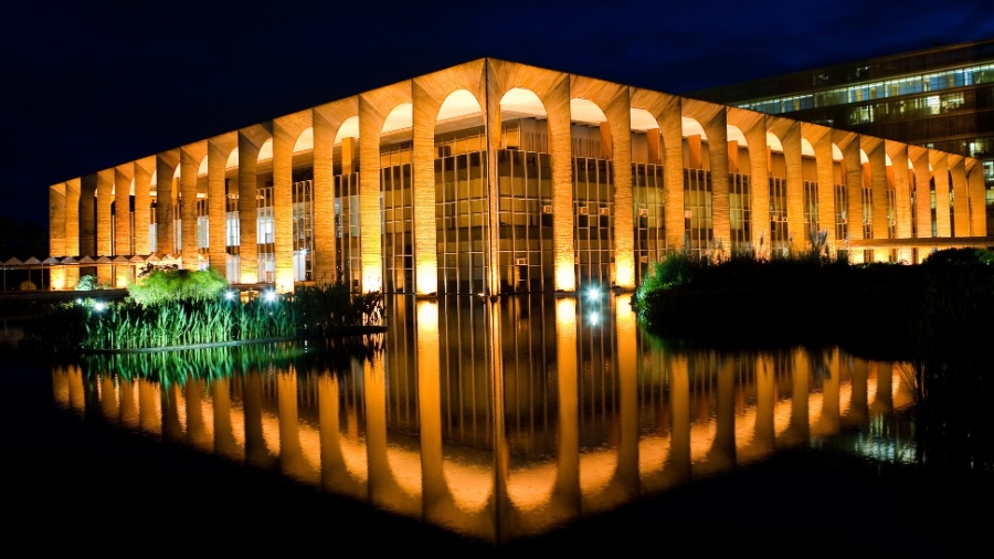 Fachada iluminada do Palácio Itamaraty, sede do Ministério da Relações Exteriores, projetado por Niemeyer - Sergio Lima - 4.mai.2012/Folhapress