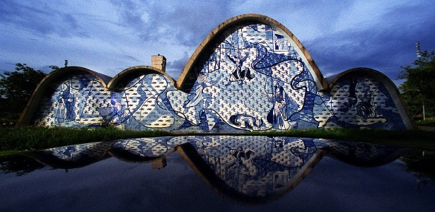 Igreja de São Francisco de Assis, projetada por Oscar Niemeyer e com painéis de Cândido Portinari, na Pampulha, em Belo Horizonte