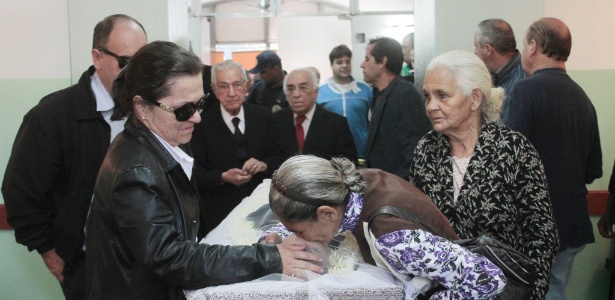 Parentes, amigos e fs comparecem ao velrio do cantor Tinoco que morreu com insuficincia respiratria em So Paulo (4/5/2012)