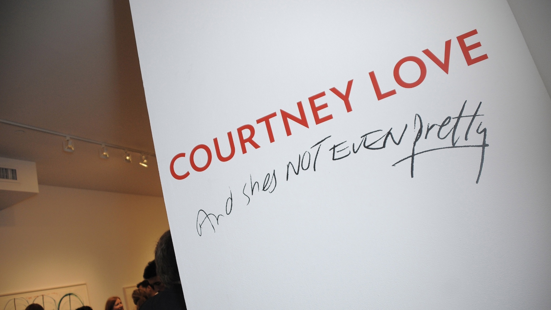 A cantora Courtney Love faz sua primeira exposição de arte em Nova York (3/5/12) - Brainpix