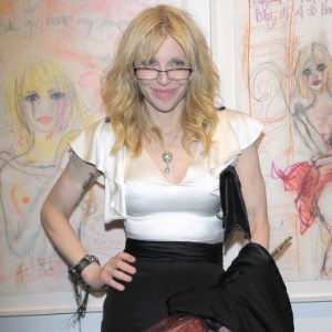 A cantora Courtney Love faz sua primeira exposição de arte em Nova York (3/5/12)