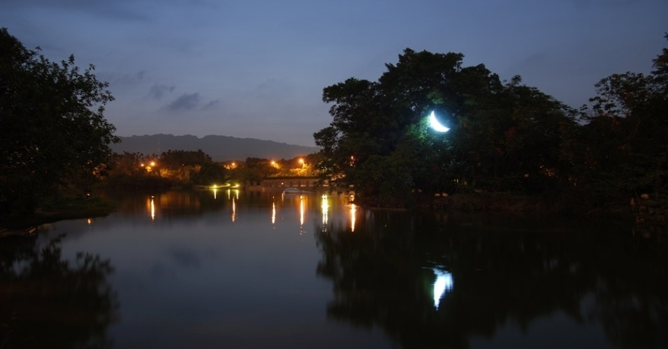 "Acontece que uma caixa velha comum que brilha e fica pendurada em uma árvore pode ser muito poética e há algo nela ao qual temos uma reação emocional profunda". Na foto, a instalação original refeita em Taiwan - KNFA 