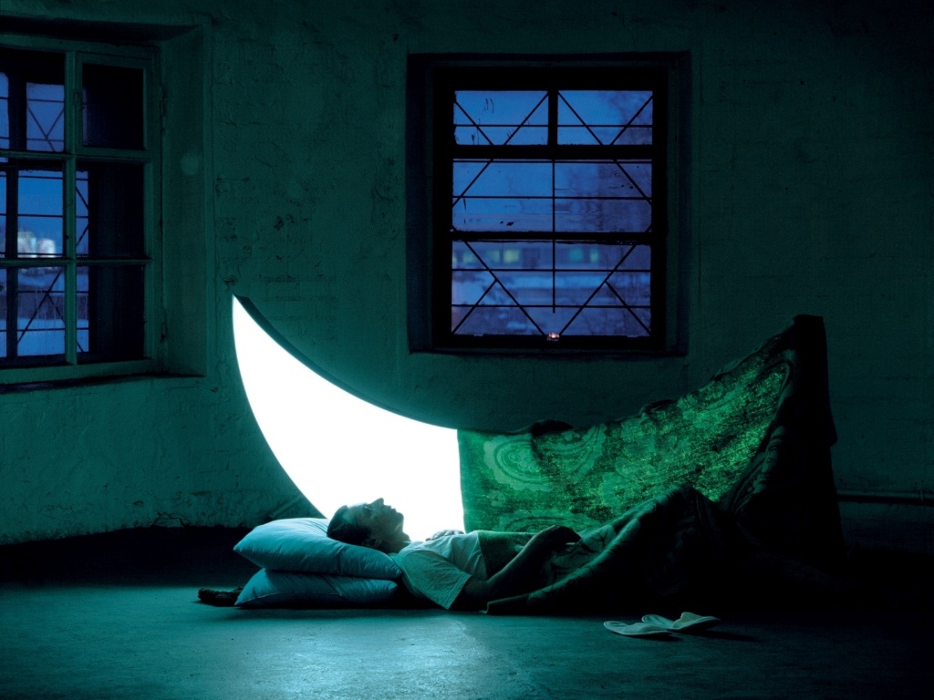 Ao decidir cuidar do corpo celeste, ele acaba se tornando um "ser mitológico, vivendo no mundo real como se estivesse em um conto de fadas fantástico", explica Tishkov - Leonid Tishkov e Boris Bendikov 