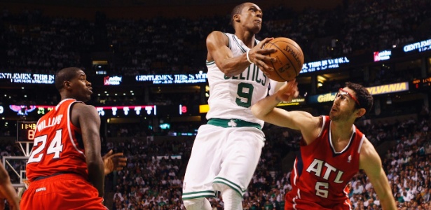Após cumprir suspensão, Rajon Rondo voltou e foi o destaque do Boston Celtics - Brian Snyder/Reuters