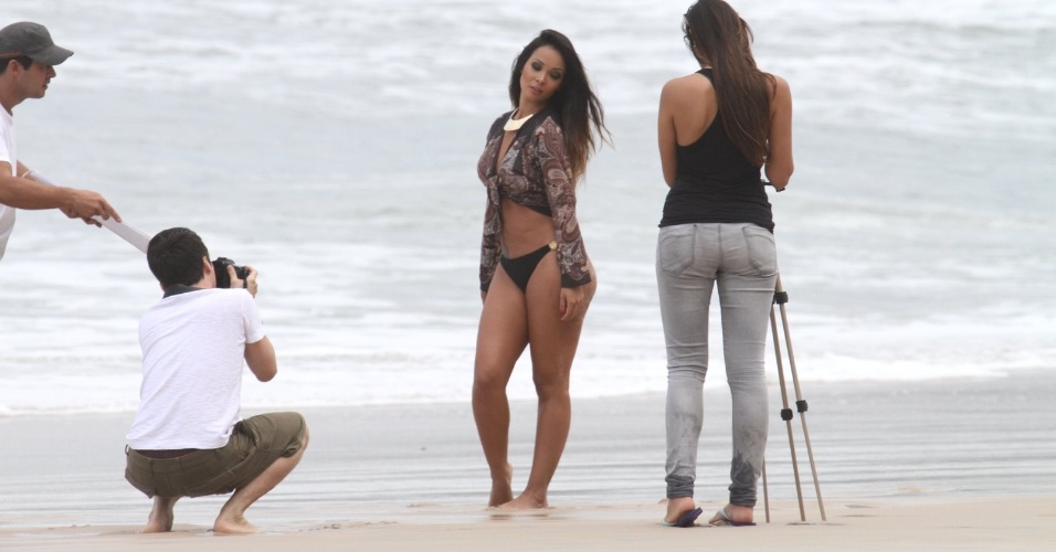Carol Nakamura faz ensaio fotográfico na praia do Grumari, zona oeste do Rio (4/5/12). A modelo é assistente de palco do programa "Domingão do Faustão"