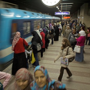 Egípcias aguardam em plataforma exclusiva para mulheres em estação de metrô no Cairo - Max Becherer/The New York Times