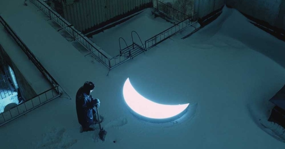 Ele também tenta fazê-la voltar ao céu, de onde caiu, colocando-a no alto de um prédio durante uma madrugada, sem sucesso. Acima, a imagem feita em Moscou - Leonid Tishkov e Boris Bendikov 