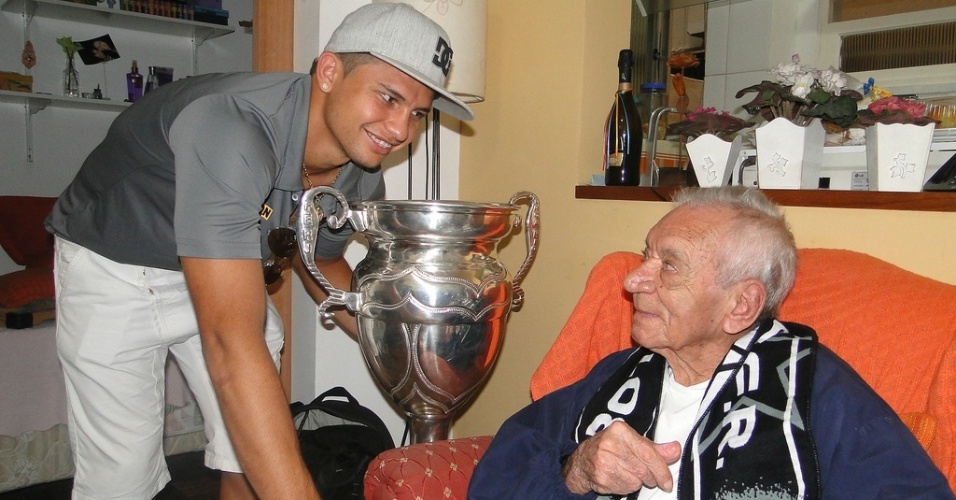 Elkeson do Botafogo levou a Taça Rio para Nilton Santos, que sofre de Alzheimer e Parkinson