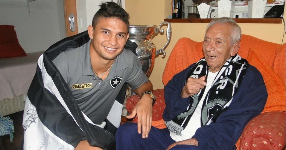 Elkeson levou a Taça Rio para homenagear o ídolo do Botafogo Nilton Santos