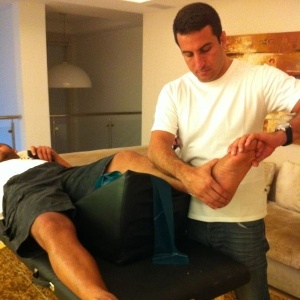 Em casa, Adriano faz fisioterapia para se recuperar de nova cirurgia no tendão calcâneo do pé esquerdo - Divulgação