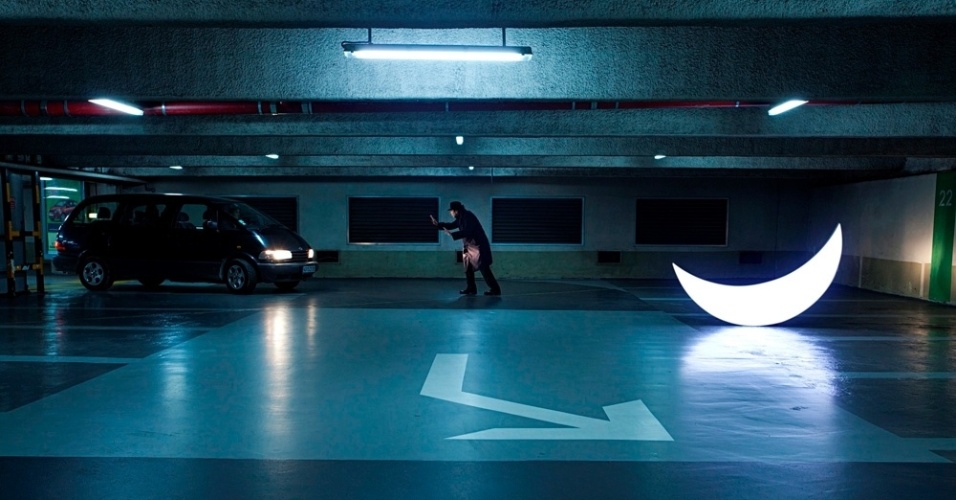 Em Paris, o artista fotografou a lua em situações de abandono na cidade grande, sendo encontrada em uma lata de lixo na rua ou defendida pelo homem enquanto "dormia" em um estacionamento - Tim Parchikov 