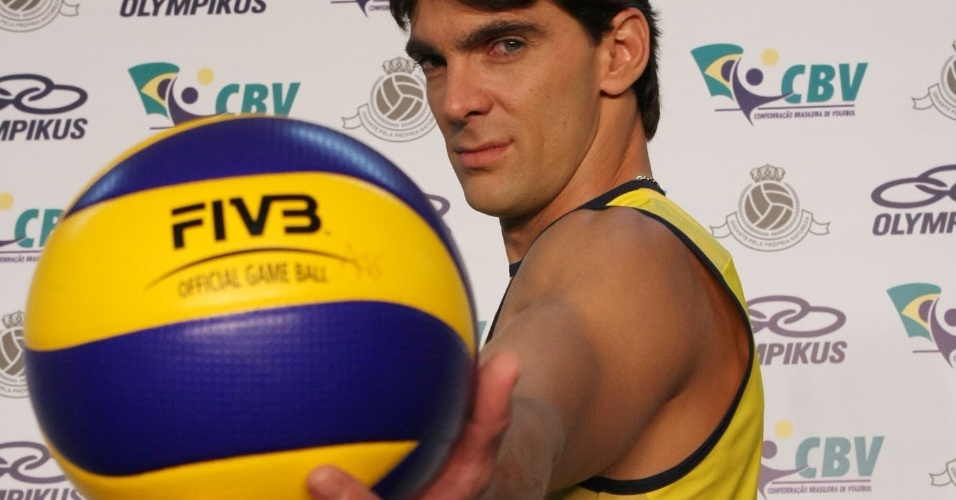 Padrinho da FDEPR, Giba é eleito melhor jogador de vôlei brasileiro de todos  os tempos