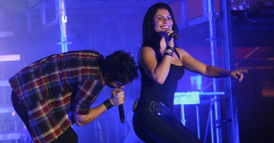 Luan Santana dança com backing vocal durante show no Viradão Carioca (4/5/2012()  - Zulmair Rocha/UOL