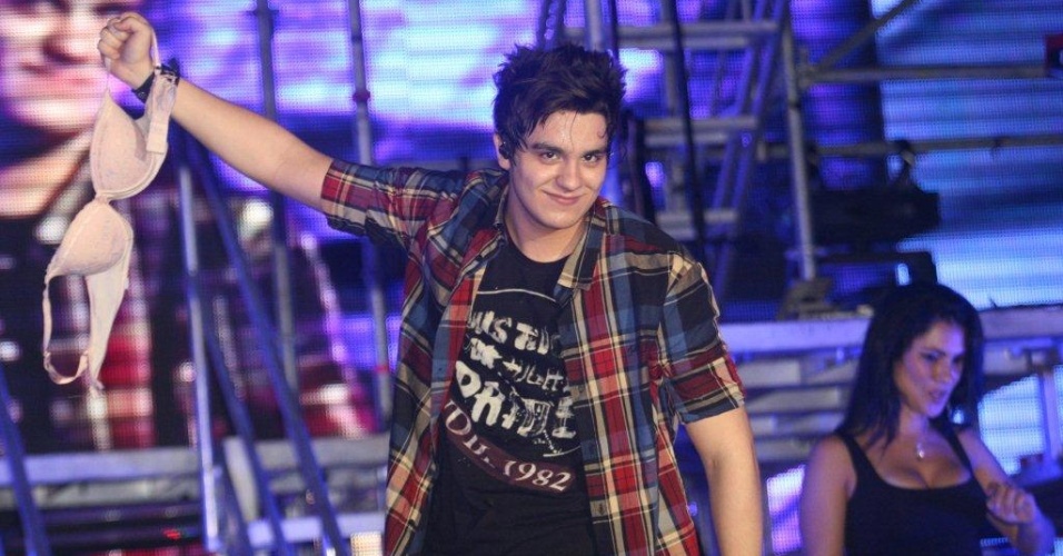 Luan Santana ganha sutiã de fã durante show no Viradão Carioca (4/5/2012) - Zulmair Rocha/UOL
