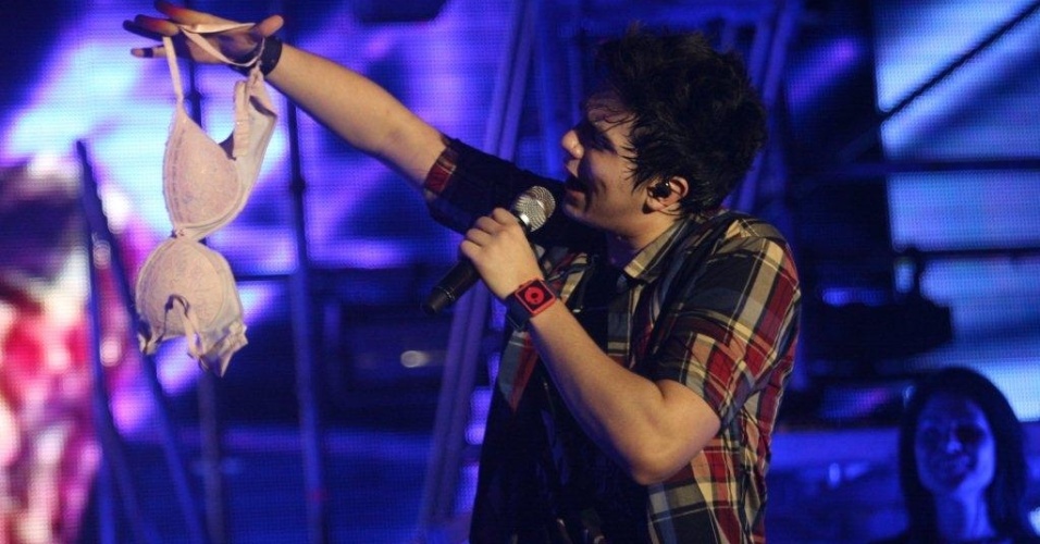 Luan Santana ganha sutiã de fã durante show no Viradão Carioca (4/5/2012) - Zulmair Rocha/UOL
