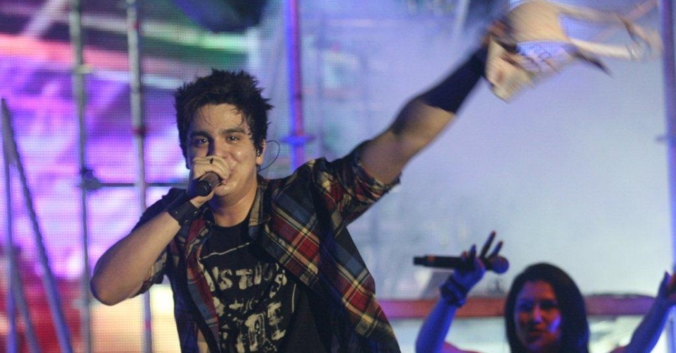 Luan Santana ganha sutiã de fã durante show no Viradão Carioca (4/5/2012) - Zulmair Rocha/UOL