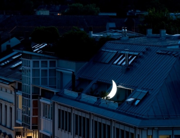 "Meu projeto era uma tentativa de provar se nós podemos ou não pegar uma imagem bonita da superfície plana de uma figura e transformá-la em algo com volume, algo real", diz Tishkov. Acima, a lua no teto de uma casa em Linz, na Áustria - Otto Saxinger