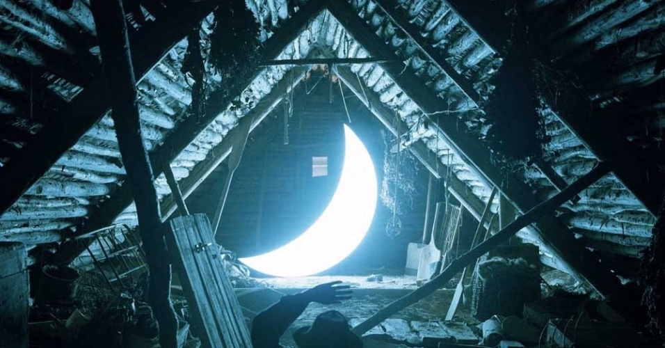 Na série inicial, feita na Rússia, cada foto é acompanhada de versos feitos por Tishkov. A história começa quando um homem encontra uma "lua perdida" em seu sótão (foto acima) - Leonid Tishkov e Boris Bendikov 