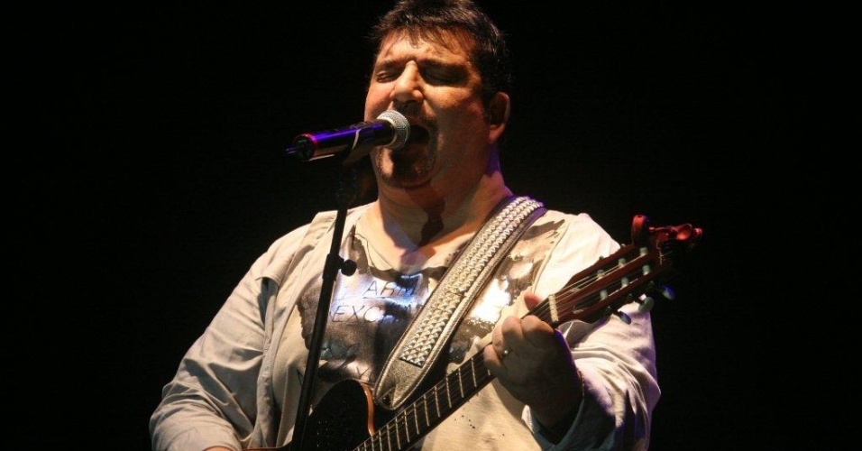 O músico Michael Sullivan toca "Whisky a Go Go" na abertura da programação do Viradão Carioca, na praia do Arpoador (4/5/2012) - Zulmair Rocha/UOL