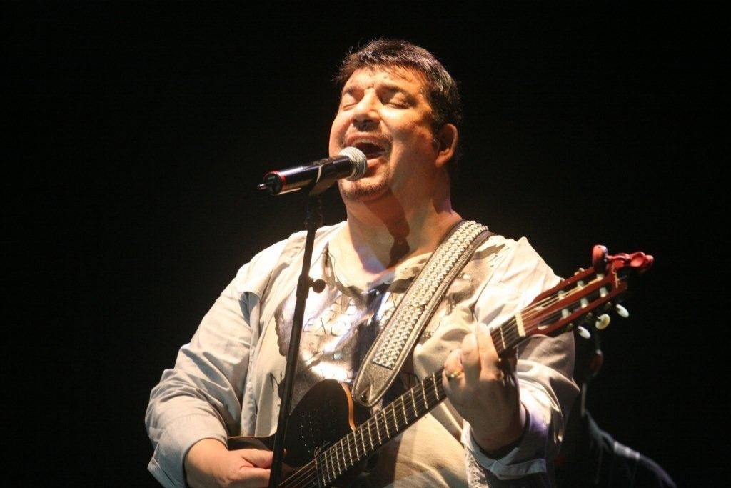 O músico Michael Sullivan toca "Whisky a Go Go" na abertura da programação do Viradão Carioca, na praia do Arpoador (4/5/2012) - Zulmair Rocha/UOL