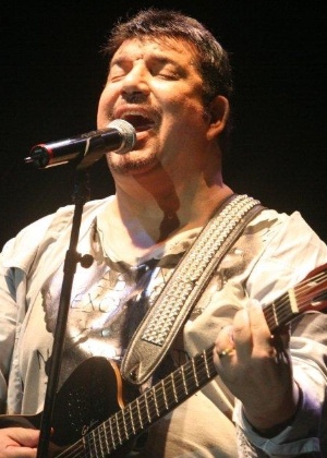 O músico Michael Sullivan toca "Whisky a Go Go" na abertura da programação do Viradão Carioca, na praia do Arpoador (4/5/2012) - Zulmair Rocha/UOL